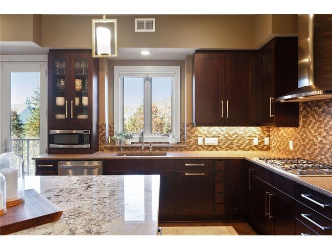 Building Photo - 555 Oak Ridge Pl