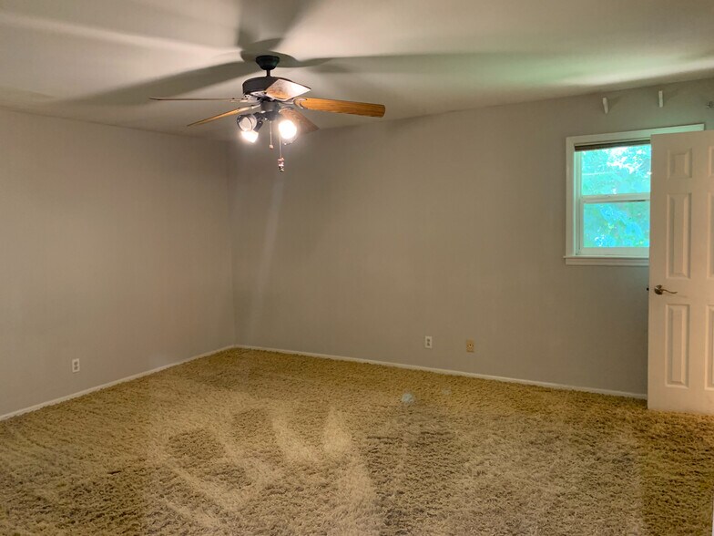 Building Photo - Room in House on Woodstock Rd