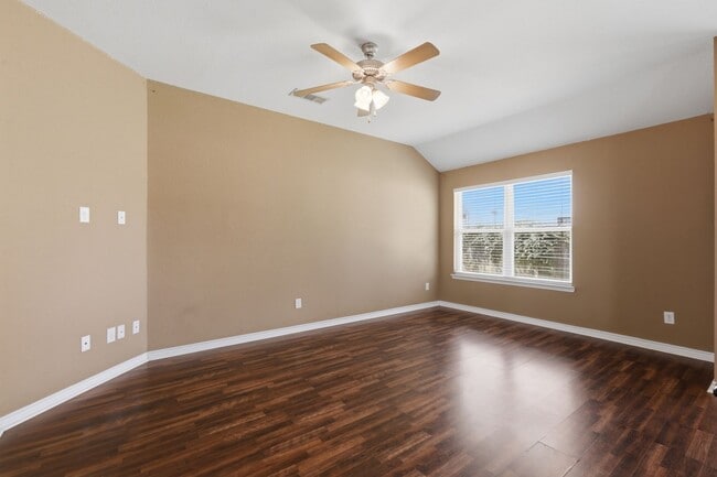 Building Photo - 2484 Horse Shoe Dr
