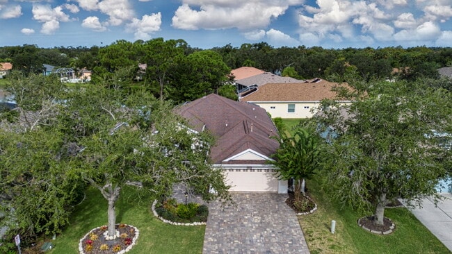 Building Photo - Luxurious 4-Bed Oasis with Outdoor Kitchen...