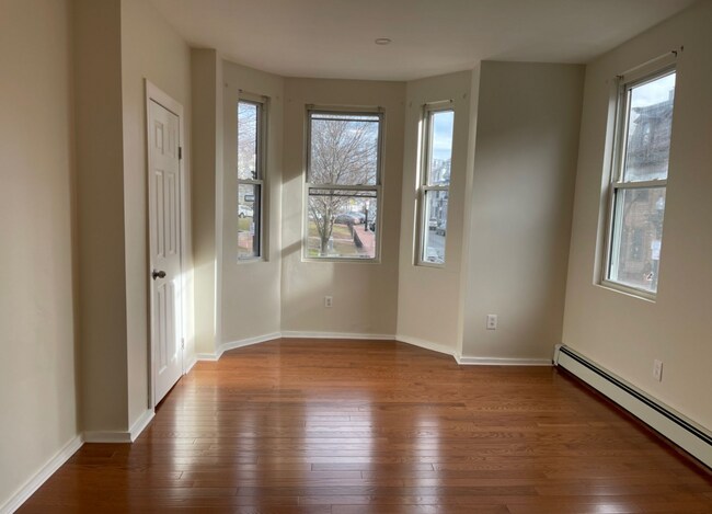 Building Photo - 75 Putnam St