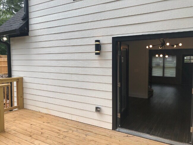 Building Photo - Stunning Renovation in Historic West End – 3 Bed / 2 Bath