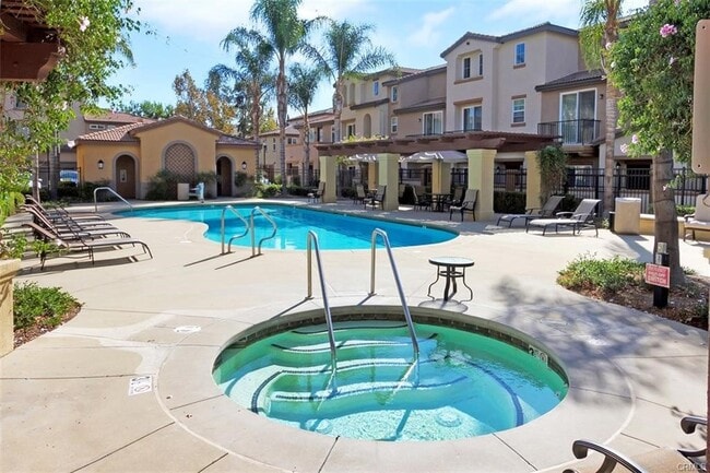 Building Photo - 17871 Shady View Dr