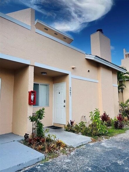 Building Photo - 3947 Coral Springs Dr