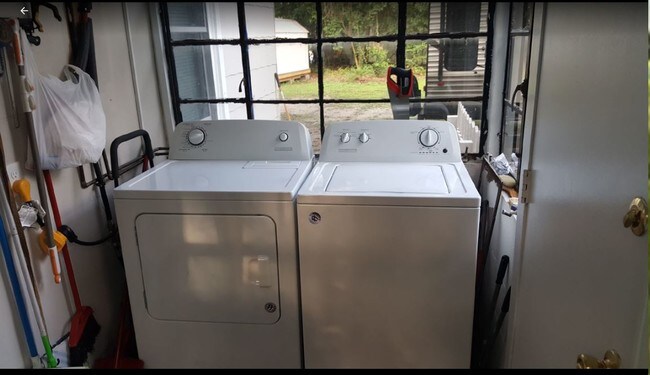 Building Photo - 617 End Dr