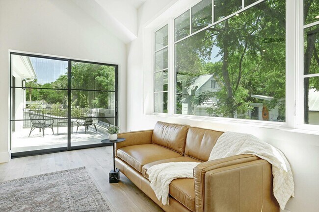 Building Photo - 2400 Bridle Path