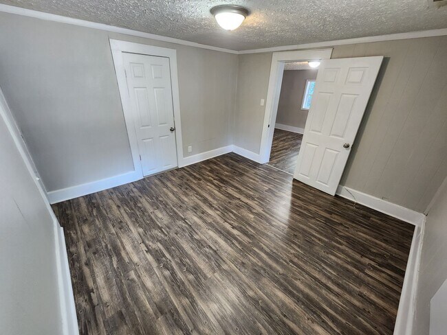Building Photo - 826 N Weaver Ave