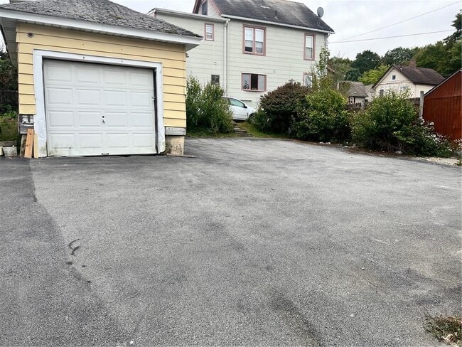 Building Photo - 65 Monhagen Ave