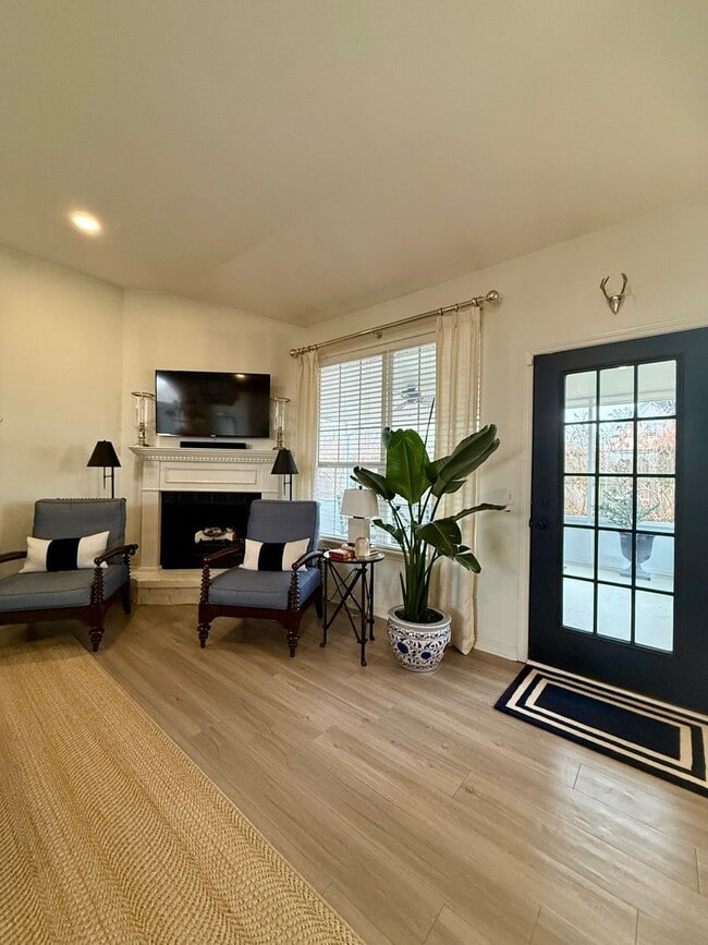 Building Photo - Available Mid-June! Stunning Home Near Col...