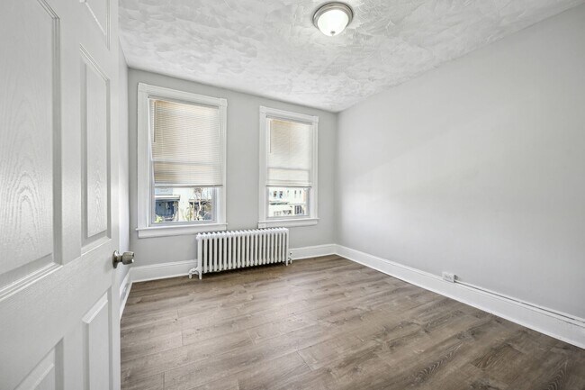 Building Photo - Newly Renovated 5BR/2BA Brownstone, Washer/Dryer
