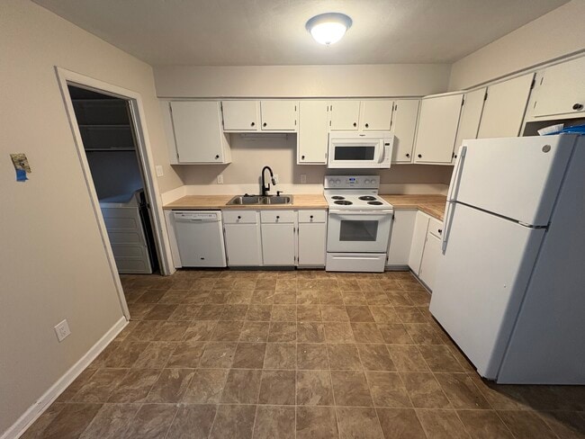 Building Photo - 813 S Grosvenor Ct