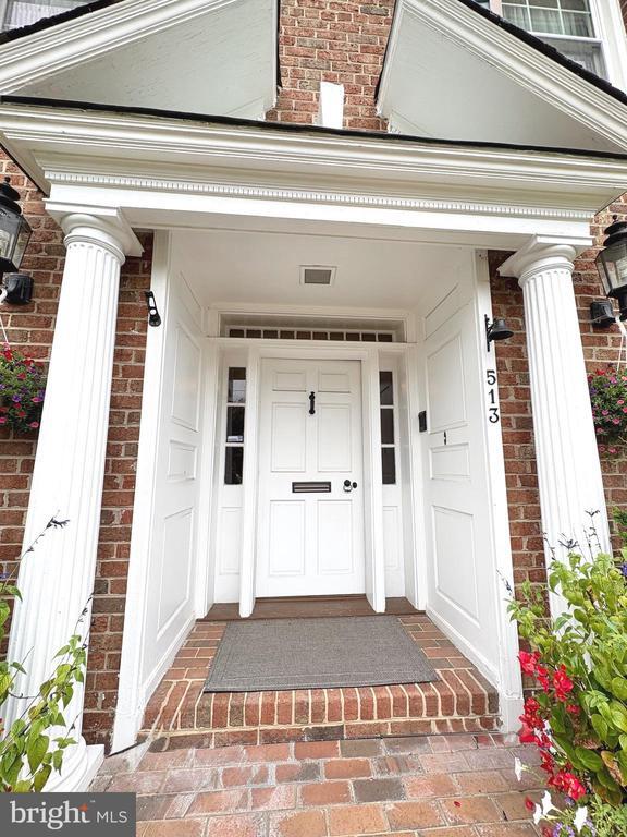 Building Photo - 513 Cathedral Dr