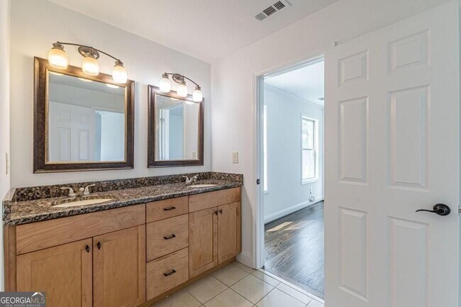 Building Photo - 1410 Eastland Rd SE