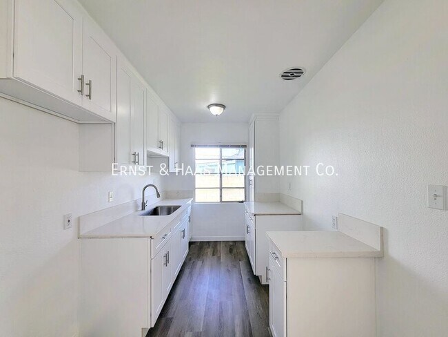 Building Photo - 1027 E 7th St