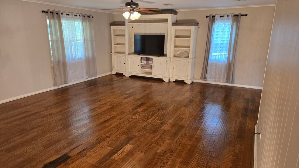 Livingroom - 868 steiner rd