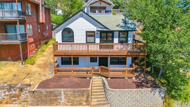 Building Photo - Charming Newly Remodeled 2 Bedroom Home in...