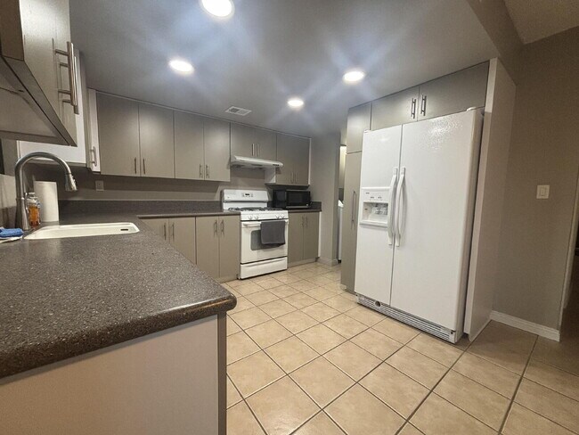 Building Photo - 2 Bed |1 Bath Multi-Family Unit with Private Backyard for Rent – North Las Vegas