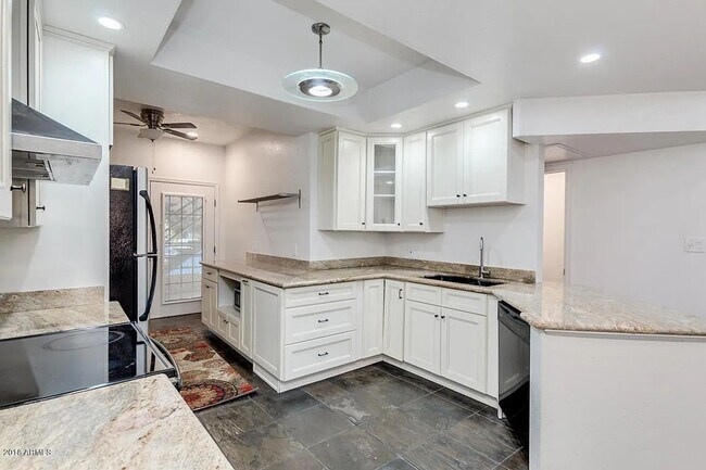 Building Photo - Renaissance Park Condo - Updated Penthouse...