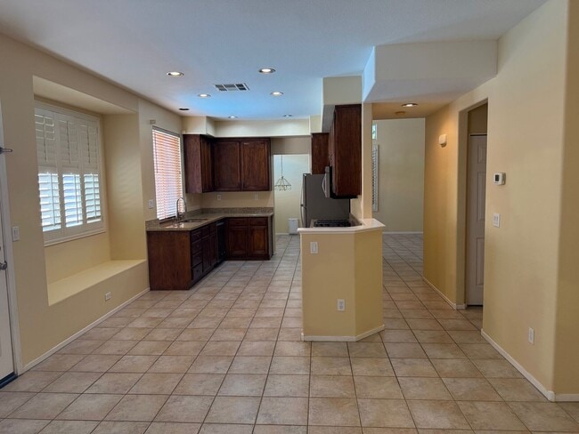 Building Photo - Beautiful Home with Pool near Tropicana and Buffalo