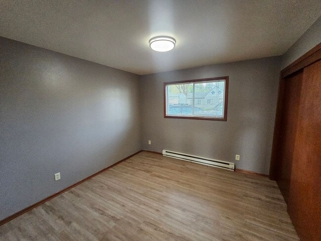 Building Photo - Great 2 Bedroom Apartment just Blocks from Eastern