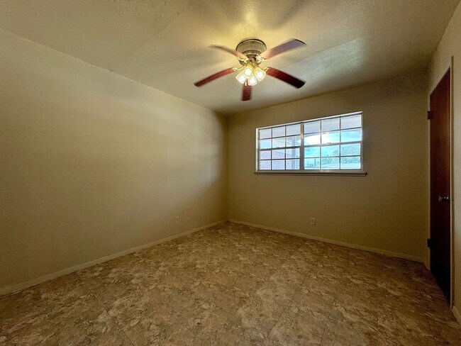 Building Photo - East El Paso 4 bed Refrig A/C