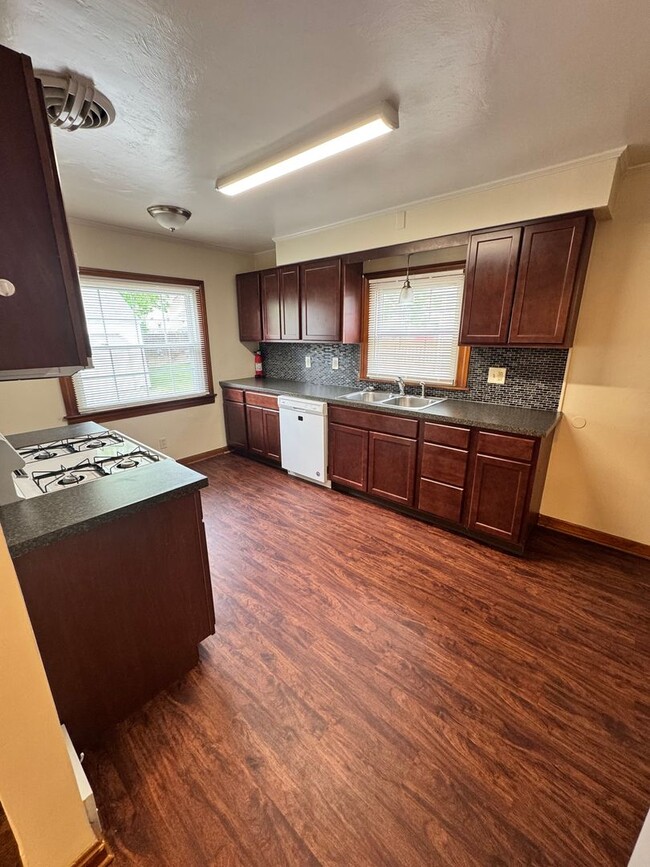 Building Photo - 212 E Kline St