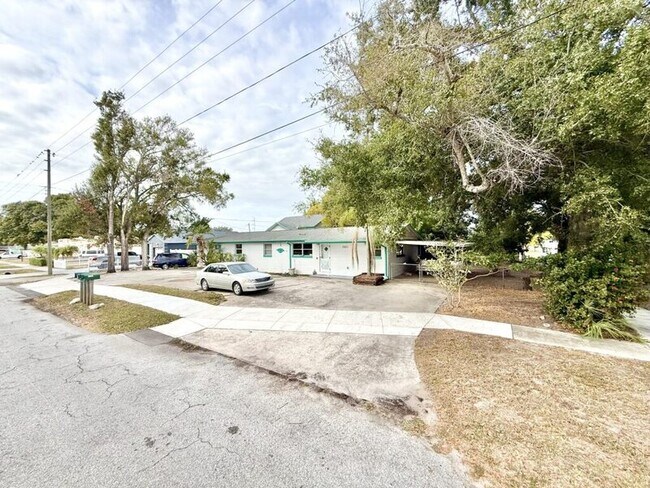 Building Photo - 2611 41st Ave N