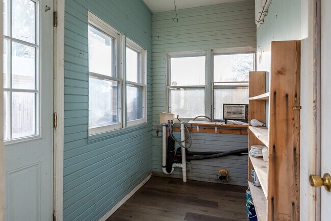 Building Photo - 2 bedroom for Lease