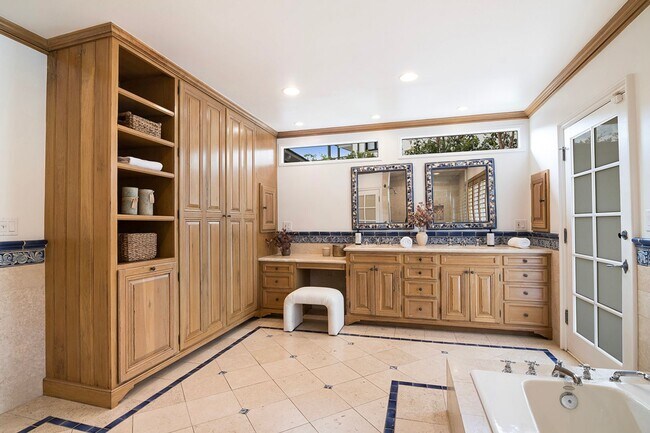 Building Photo - Gated Brentwood Circle Family Home