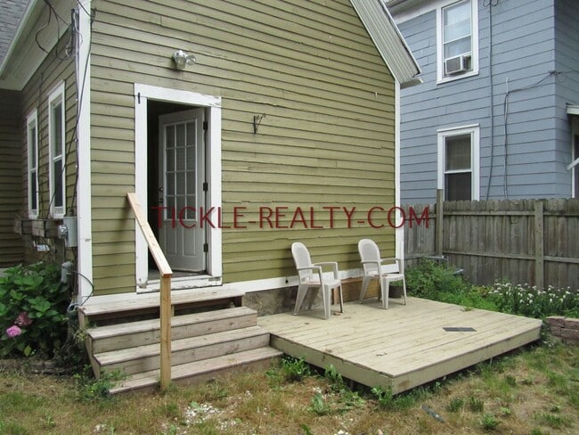 Building Photo - 2 Bedroom House with Walk In Closet / Offi...