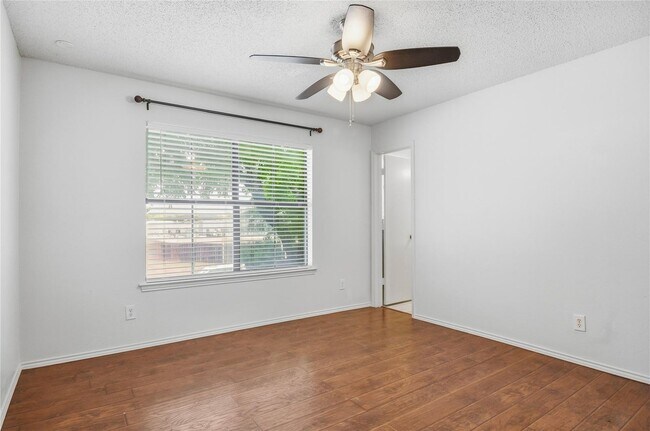 Building Photo - Beautiful Townhome in Gated Community