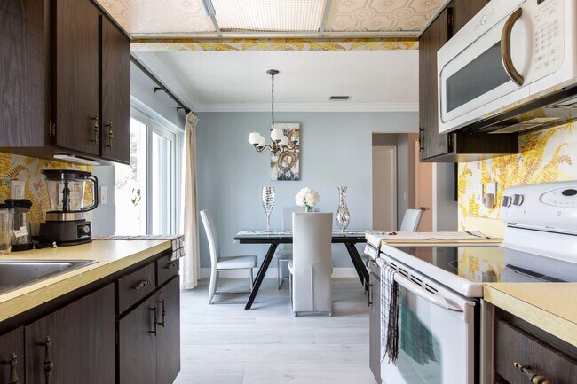 Building Photo - 343 Balsam St