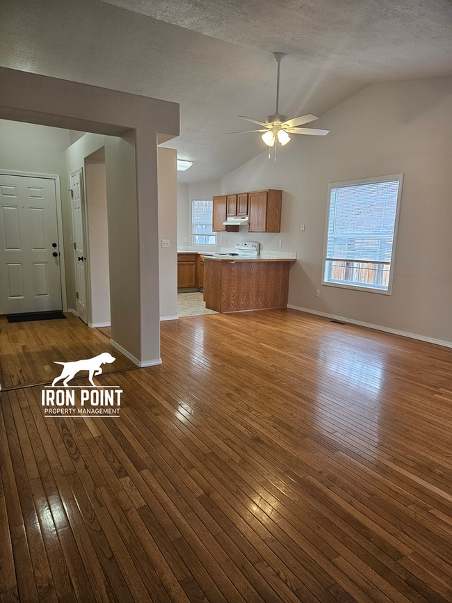 Building Photo - Candlestick Park Sub-3bed/2bath w/2 car ga...