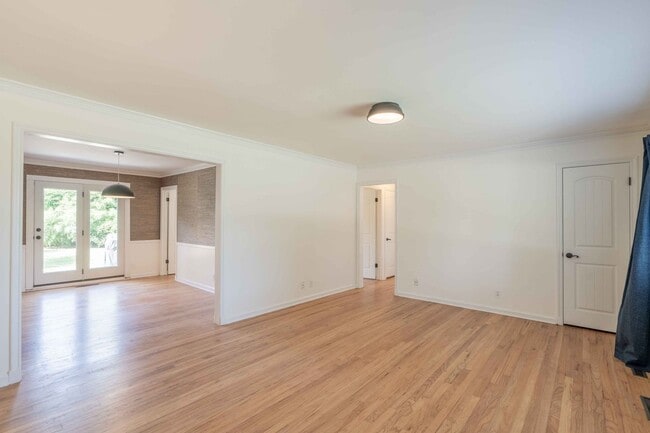 Building Photo - Stunning 3 Bed 2 Bath In Great Area