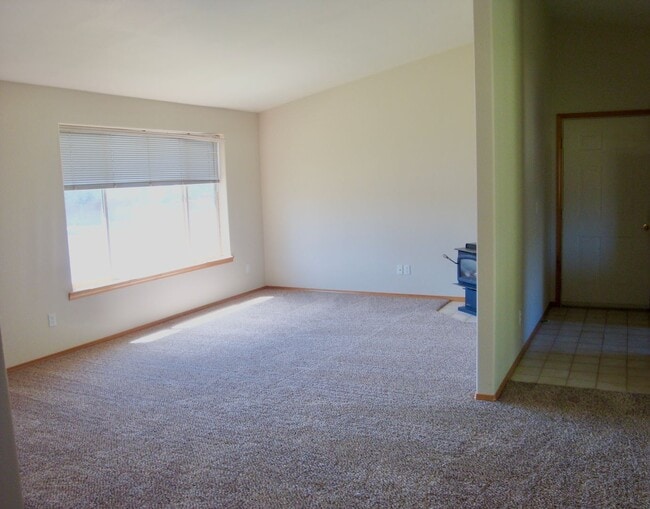 Building Photo - 2144 SW Reindeer Ave