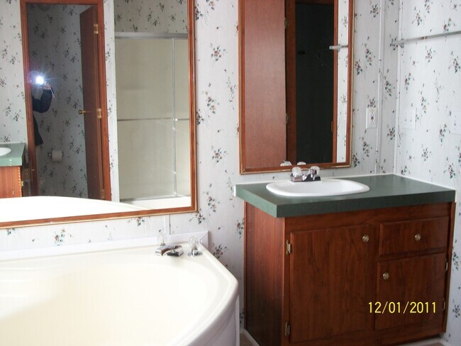 Building Photo - 3 bedroom, 2 bath, large bonus room, large covered porch, mobile home