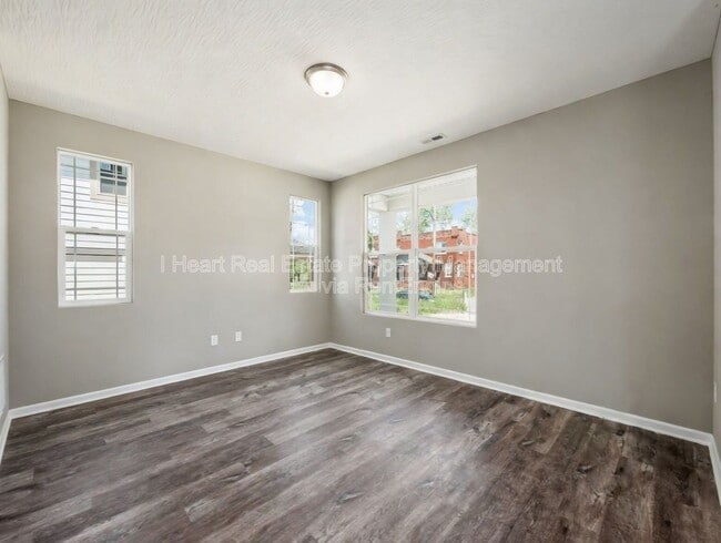 Building Photo - 33 Whitethorne Ave