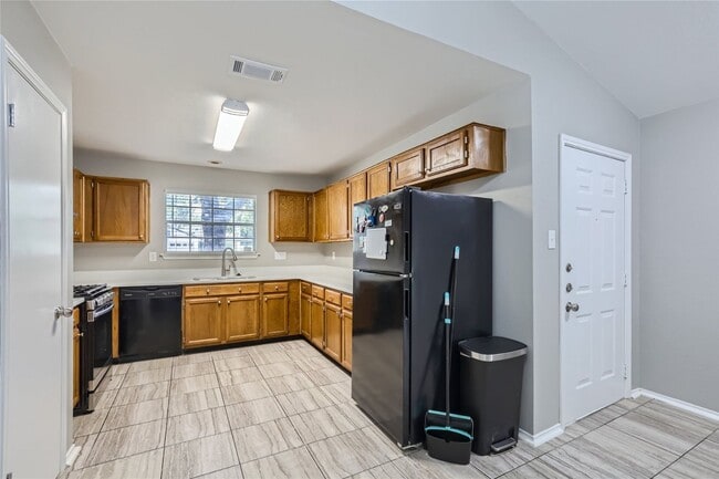 Building Photo - Charming 3/2/2 with Private Fenced Backyard!