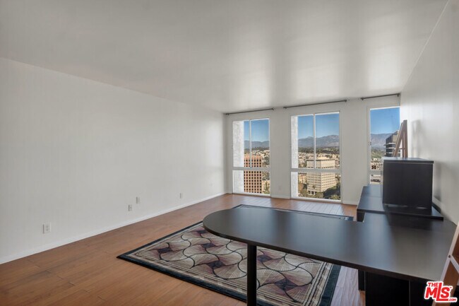 Building Photo - 800 W 1st St