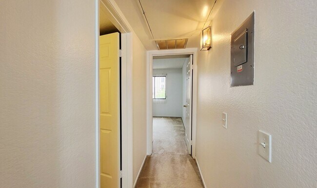 Building Photo - 2 Bedroom/ 2 Bath Condo In The Heart of Gl...
