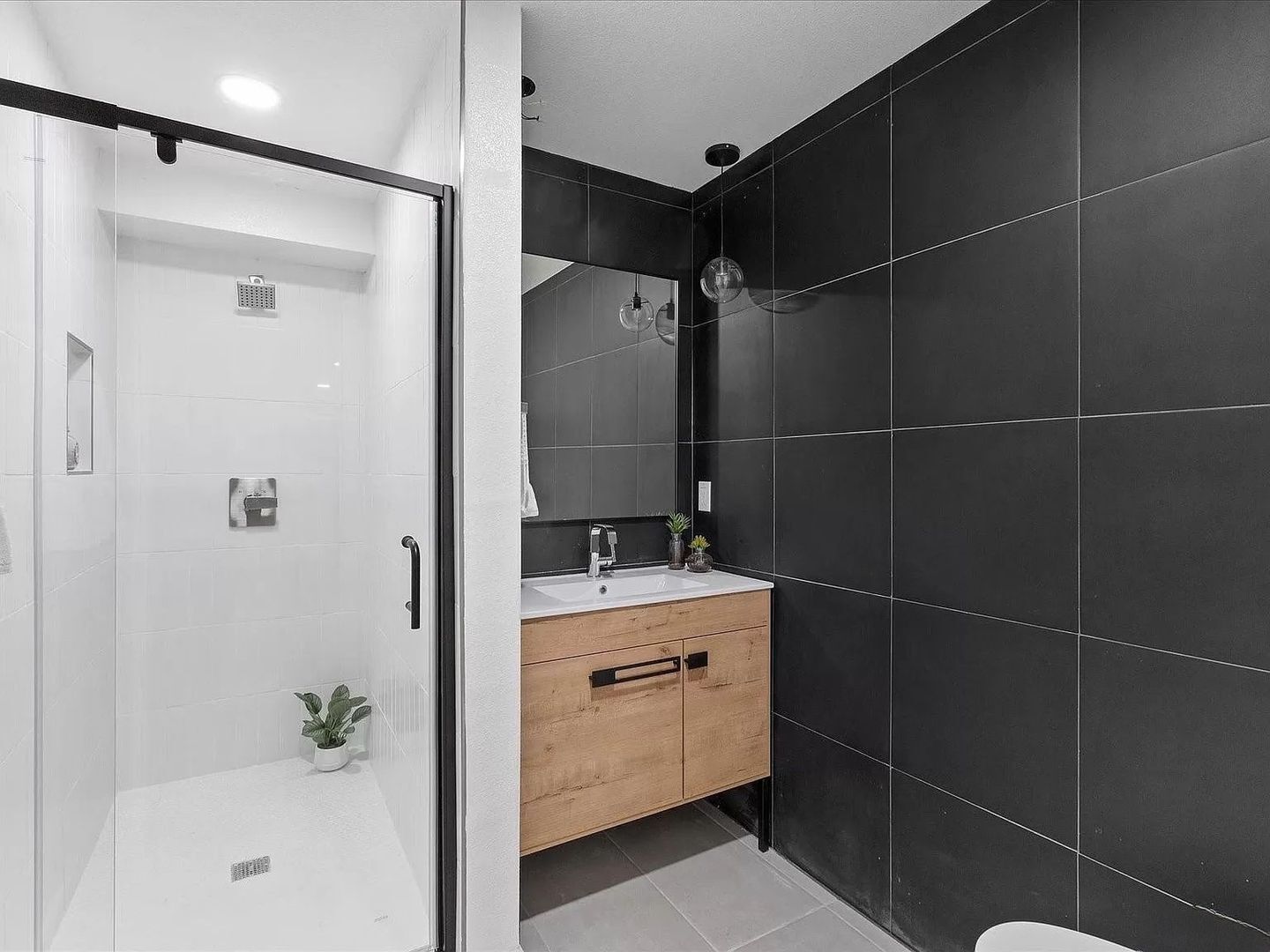 Building Photo - 2400 E 13th Ave