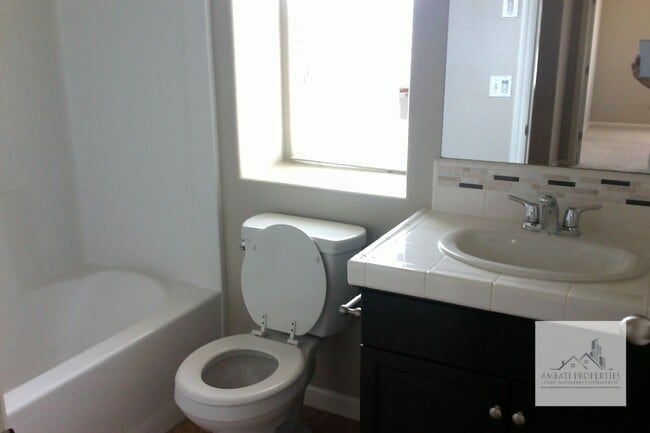 Building Photo - Beautiful 3 Bedroom 2.75 Bath Home in Harlan Ranch!