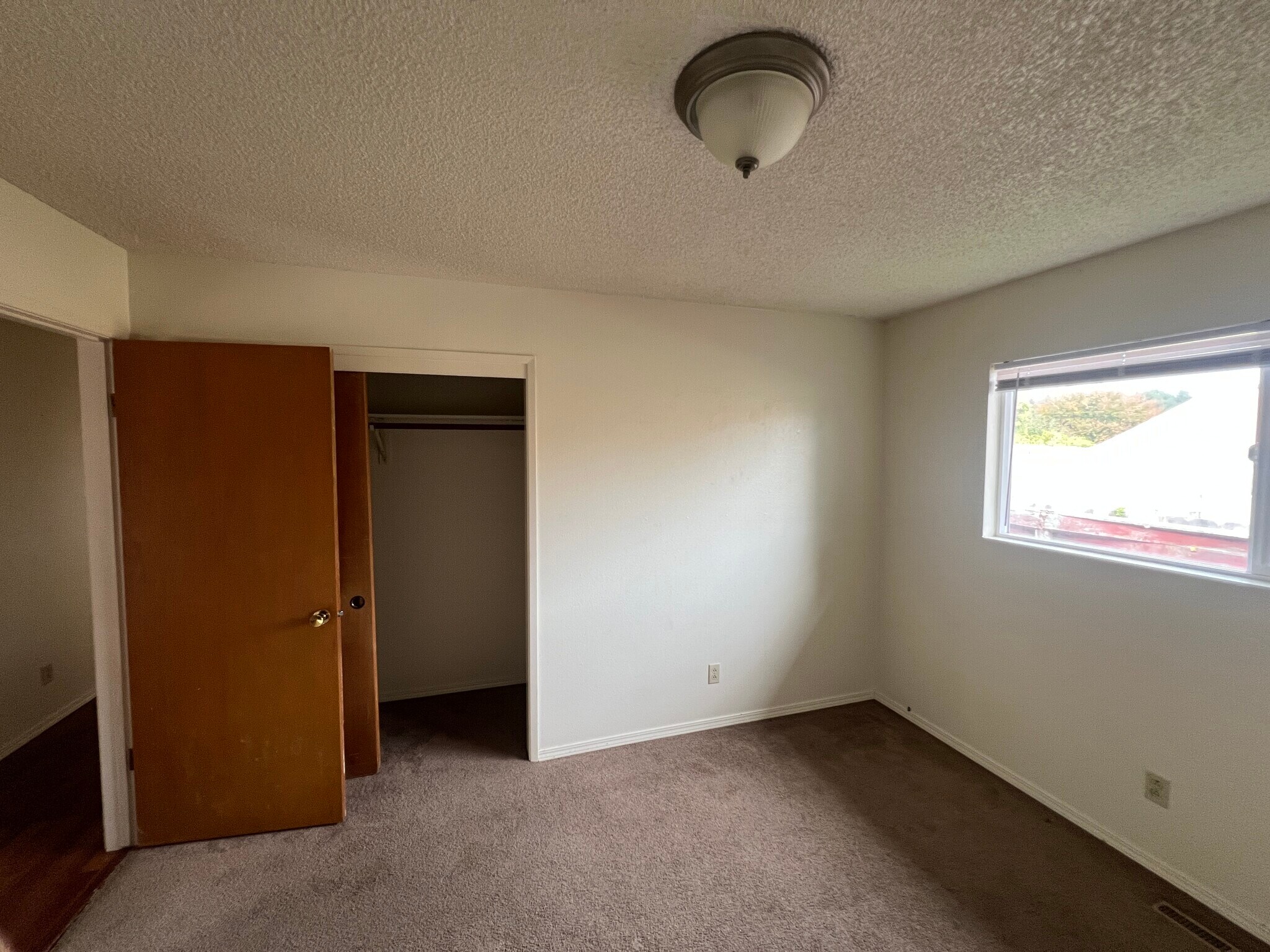 Building Photo - 5926 Walnut Dr