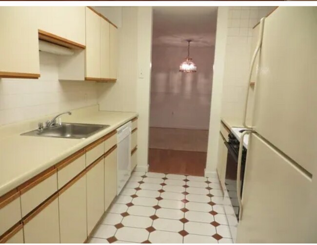 Building Photo - 5 Strawberry Bank Rd