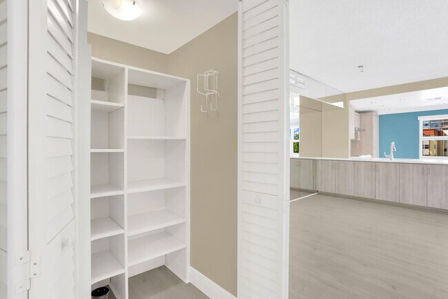 Building Photo - 405 N Ocean Blvd
