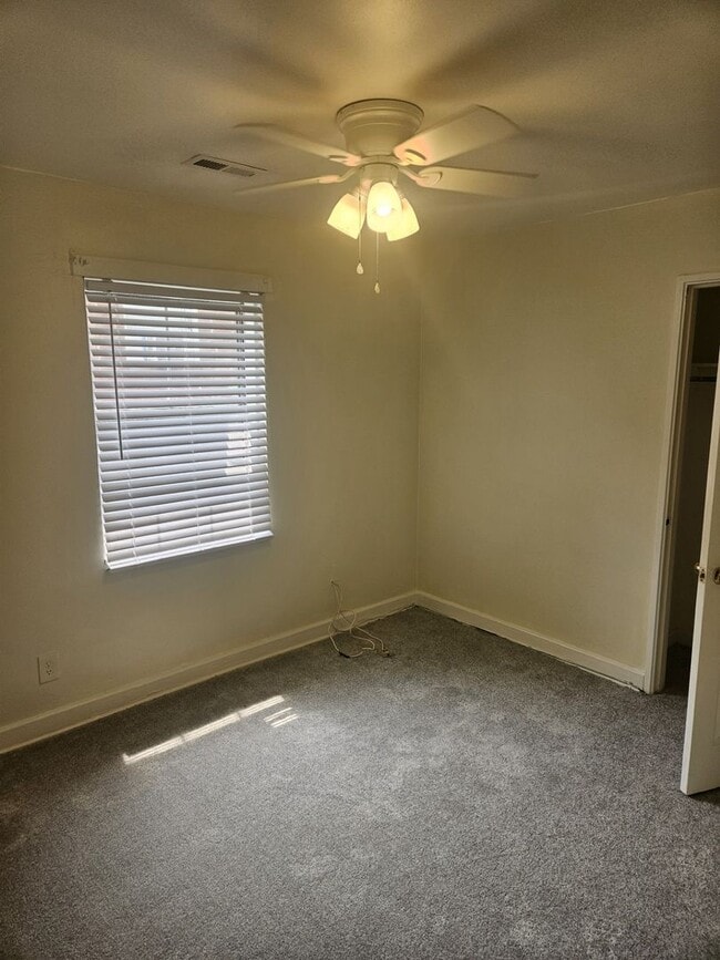 Building Photo - ??MOVE IN SPECIAL??   $500 OFF the first f...