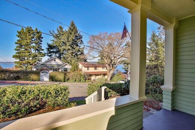 Building Photo - Gorgeous Vintage Home in Downtown Langley with Detached Guest Studio!!