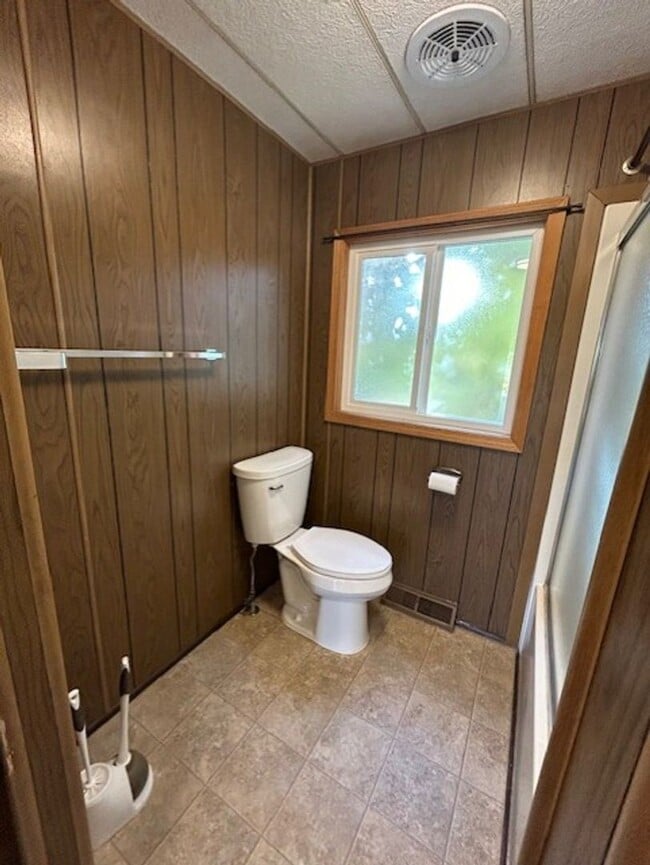 Building Photo - Quiet 2 bed 1 bath in Hamilton