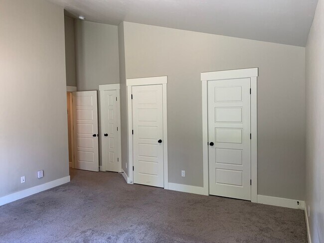 Building Photo - Beautiful 3 bed 2 bath home in the Eaglefi...