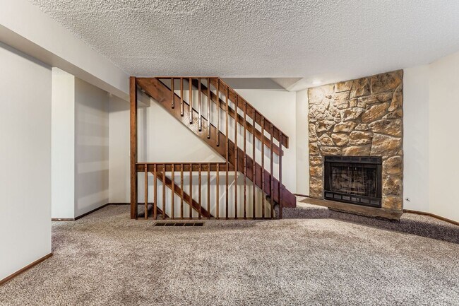 Building Photo - Wonderful 2BD/2.5BA Condo in Excellent Loc...